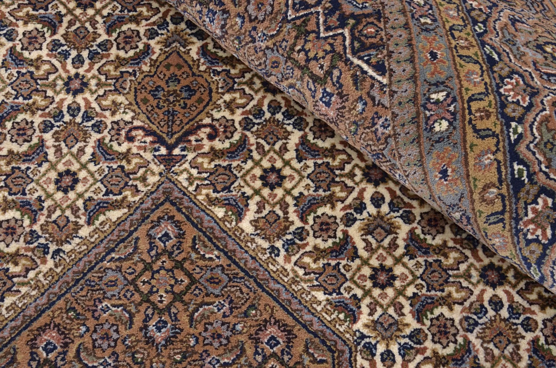 Handgeknüpfter Täbriz Orientteppich 168 × 240 cm