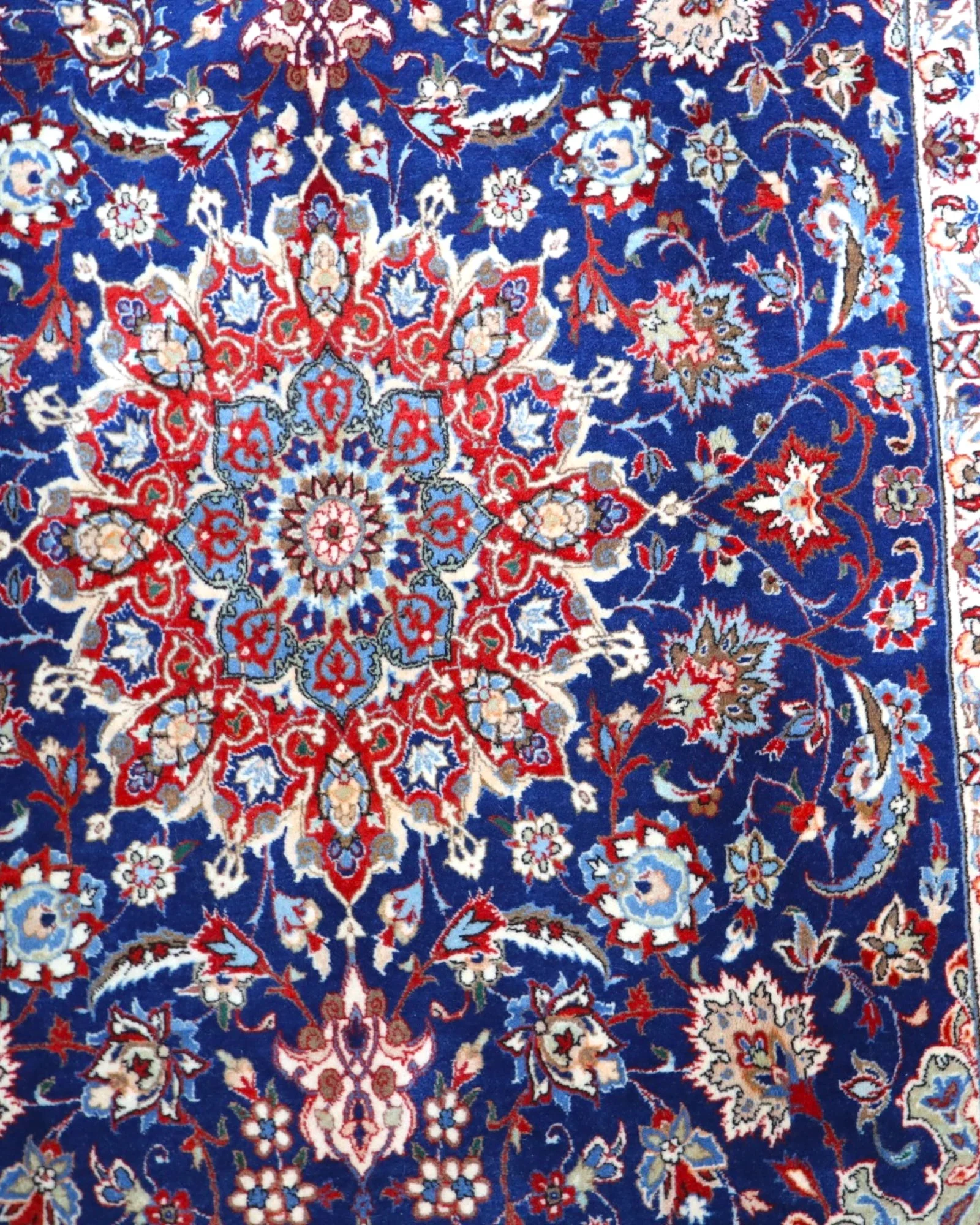 Isfahan Perserteppich aus Iran, 247 × 156 cm