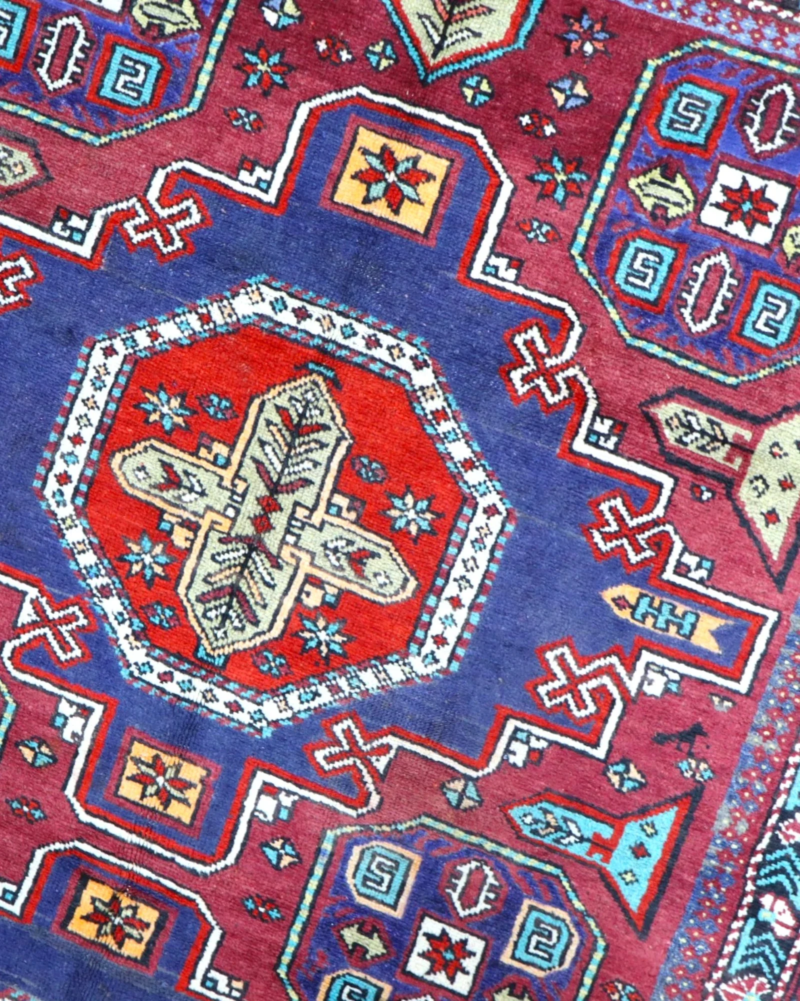 Handgeknüpfter Orientteppich 198 × 130 cm